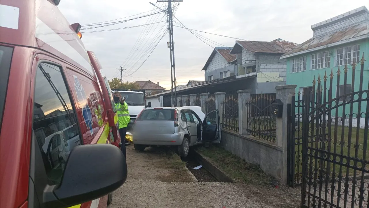 Accident grav în județul Vâlcea. O femeie a murit după ce i s-a făcut rău și a pierdut controlul volanului