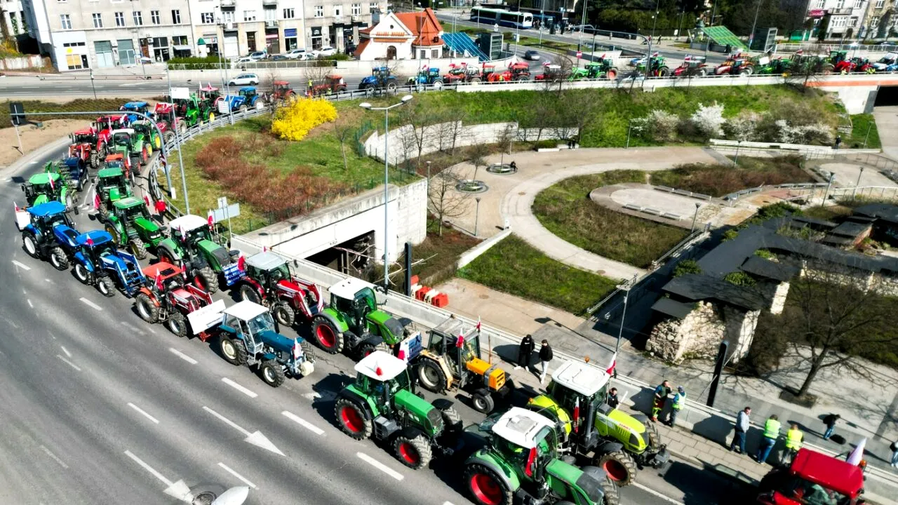 Fermierii polonezi intensifică PROTESTELE, acuzând UE că vrea distrugerea agriculturii Poloniei