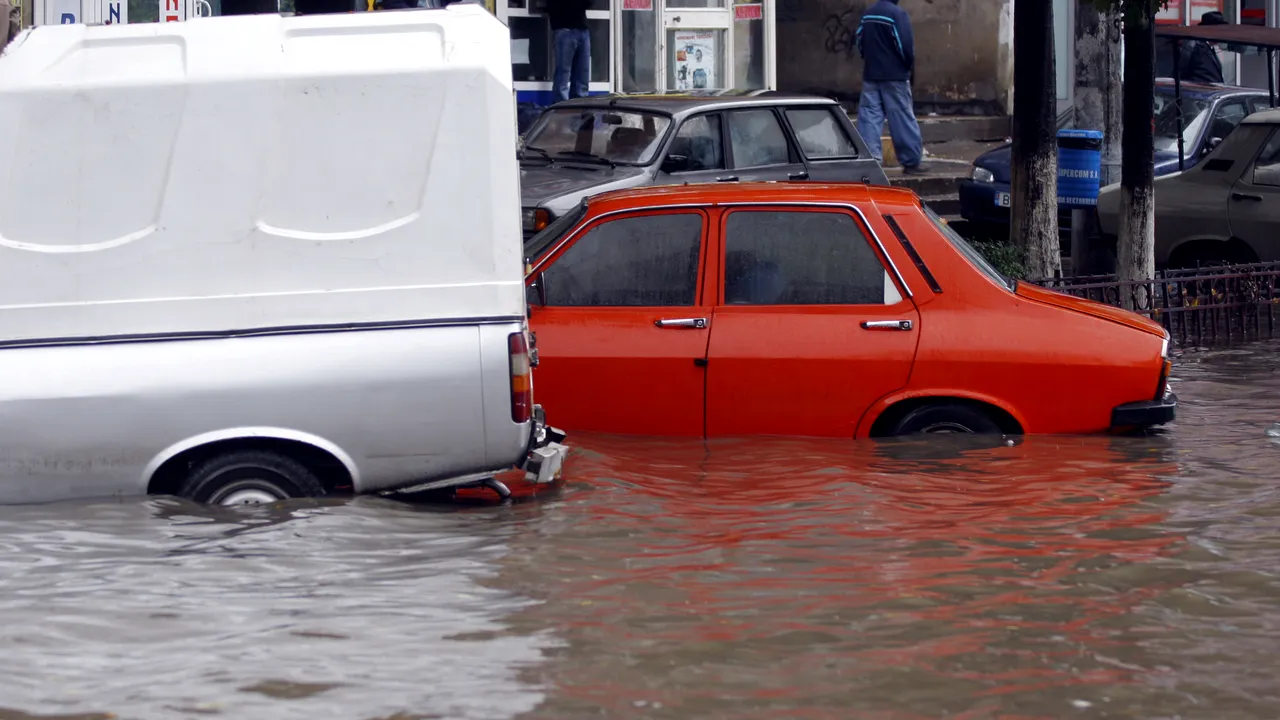 ISU București, solicitat să intervină în 85 de cazuri după ploile de vineri. Sectoarele 1 și 2, cele mai afectate