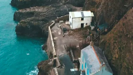 Satul-fantomă de la malul mării: O singură femeie a rămas să locuiască acolo