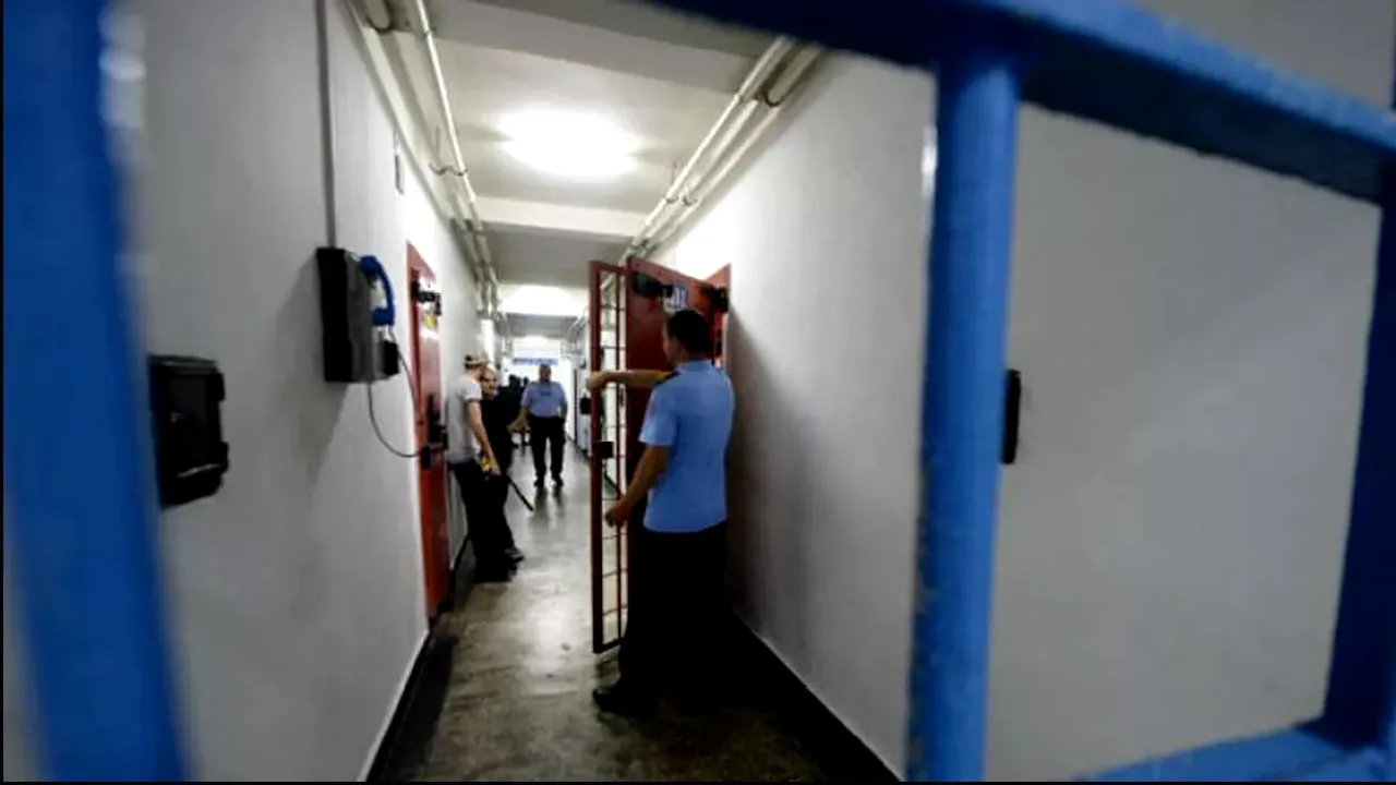 Un deținut condamnat pentru omor deosebit de grav a încercat să evadeze când s-a prezentat la centrul de vaccinare