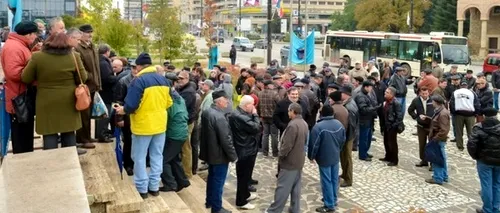 Protest inedit al unor angajați din Iași, în timpul slujbei de Sfânta Parascheva