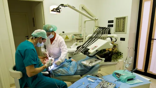 ISTERIA medicilor IMPOSTORI ajunge și în Prahova. Un bărbat acuză că un dentist FALS l-a tratat într-o clinică privată