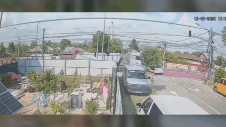 Chitila: accident grav după ce un TIR ar fi trecut pe culoarea roșie a semaforului și a izbit un autoturism. Șoferul a ajuns la spital