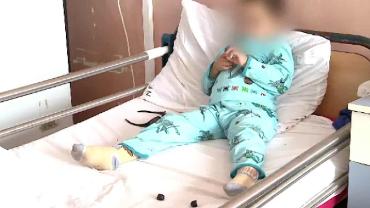 Povestea emoționantă a fetiței lăsate la spital de familia ei: „Le voi împărți cu frații mei chiar dacă mami nu mă mai vrea