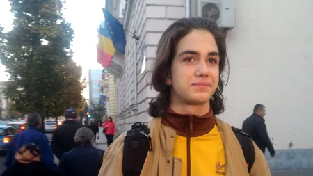 Cum a apărut la școală astăzi elevul de la Liceul Greco-Catolic care fusese trimis acasă pentru că avea părul lung. Reacția directorului