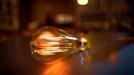 Companiile private de furnizare a energiei PROFITĂ de expirarea plafonării. Oferte de până la 13 ori mai mari decât tariful actual