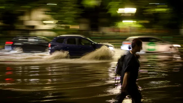 Caniculă, furtuni și vijelii în perioada următoare, coduri galbene și portocalii în toată țara. ANM prezintă hărțile zonelor afectate