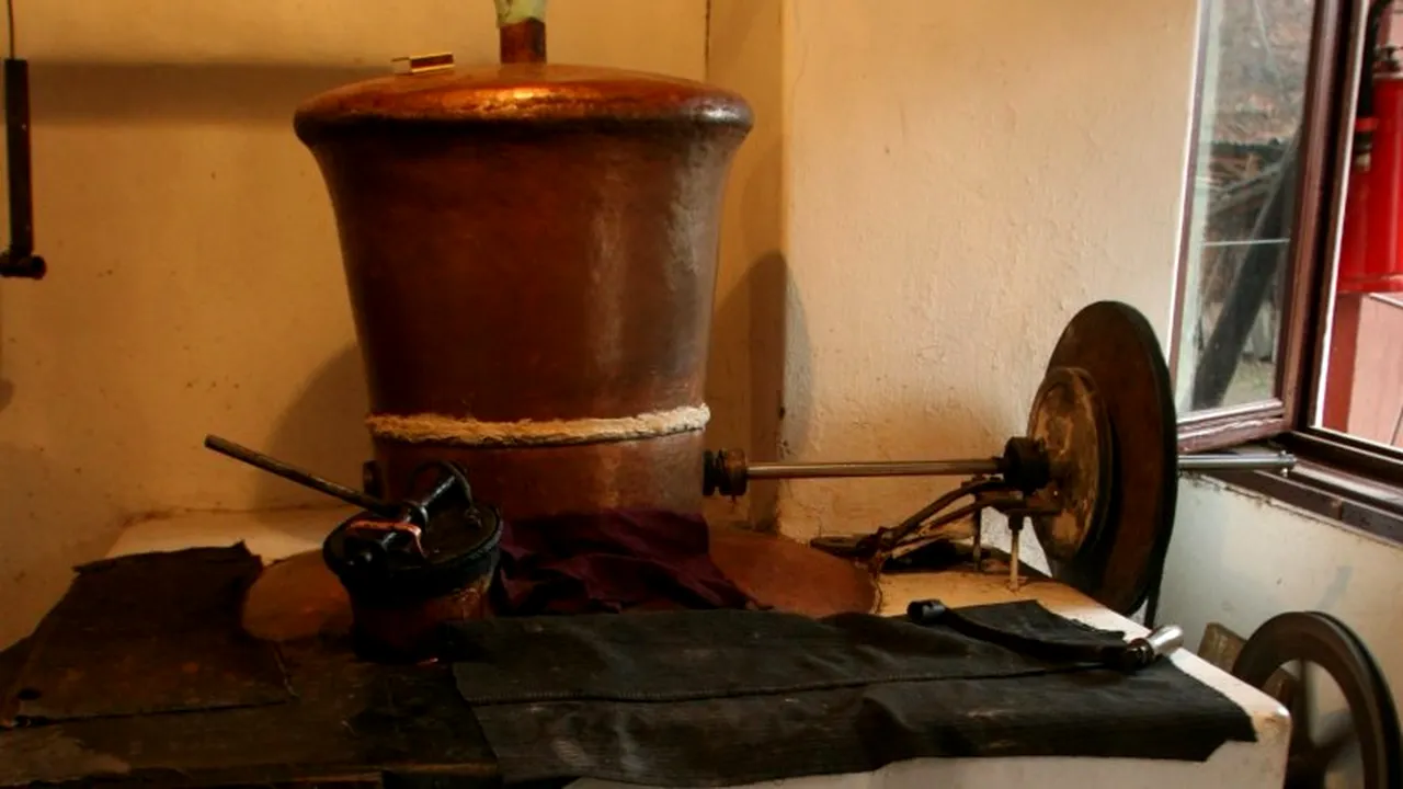 
Statul mută pe umerii țăranilor responsabilitatea accizării producției de țuică și rachiu
