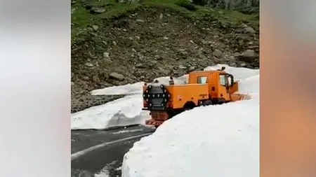 Lucrări de deszăpezire pe Transfăgărășan. Cu trei săptămâni înainte de deschidere, zăpada are șapte metri - VIDEO