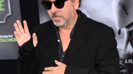 Regizorul Tim Burton și-a fracturat un braț și un umăr