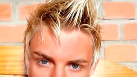 Transformarea prin care a trecut un brazilian blond, obsedat de cum arată coreenii 