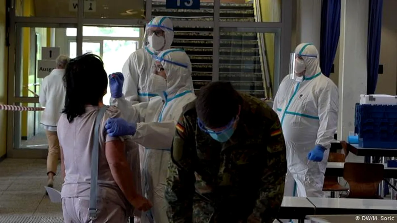 PANDEMIE. Românii infectați de la abatorul Tönnies, „carantină în carantină”: Locuiesc la grămadă cu cei care lucrează în alte branșe, în spații foarte mici, ceea ce ne îngrijorează