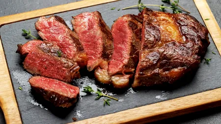 Cum se gătește corect vita. Ce tip de carne trebuie pentru o friptură care îi va lăsa fără replică pe invitați