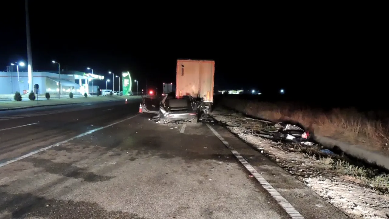 ACCIDENT grav. Patru morți, între care doi COPII, în județul Dolj, după impactul dintre o mașină și un TIR