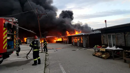 VIDEO | Incendiu puternic într-o piață din Braşov. Locuitorii din zonă au primit mesaj de avertizare prin RO-Alert