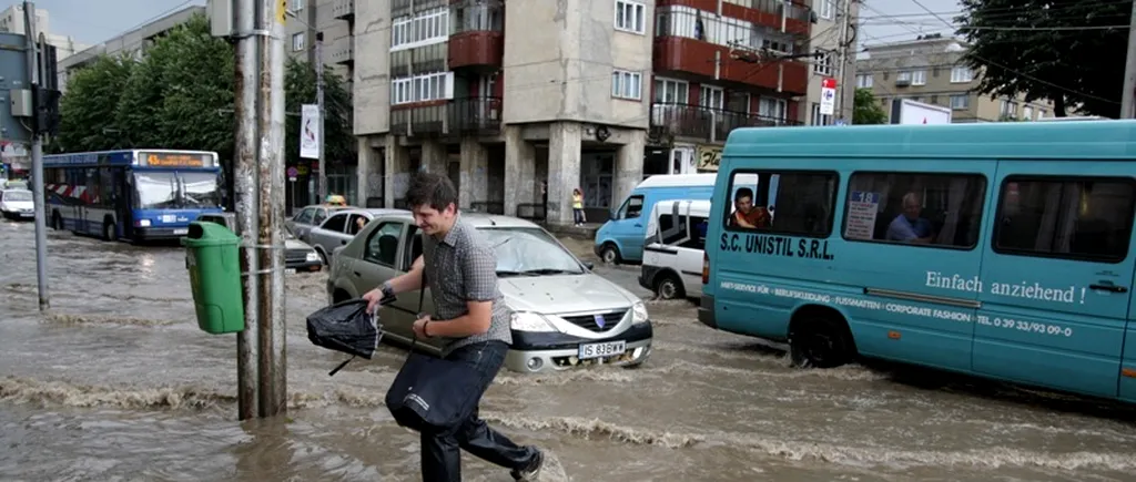 Copaci prăbușiți, mașini avariate și trafic îngreunat la Iași, în urma unei furtuni puternice