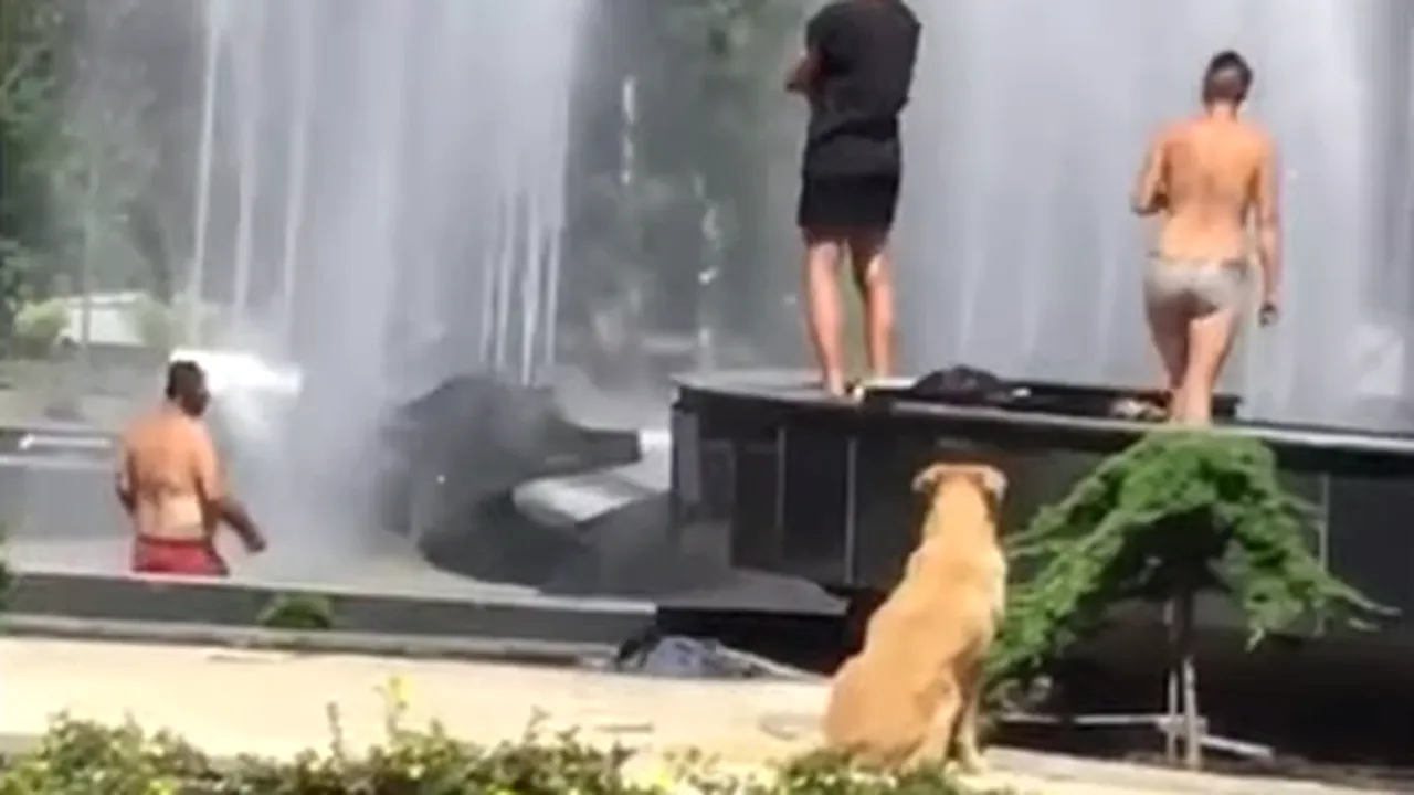 Nesimțire dusă la extrem în centrul Reșiței: Două femei și un bărbat au făcut baie într-o fântână arteziană. Bărbatul s-a dezbrăcat complet - VIDEO