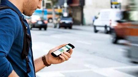 STUDIU: Riscul la care se expun bărbații care își țin mobilul în buzunarul din față al pantalonilor