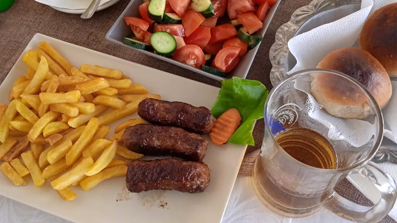 Câți lei a plătit Andrei din Brașov pentru 3 mici cu cartofi prăjiți, într-un restaurant din NEPTUN