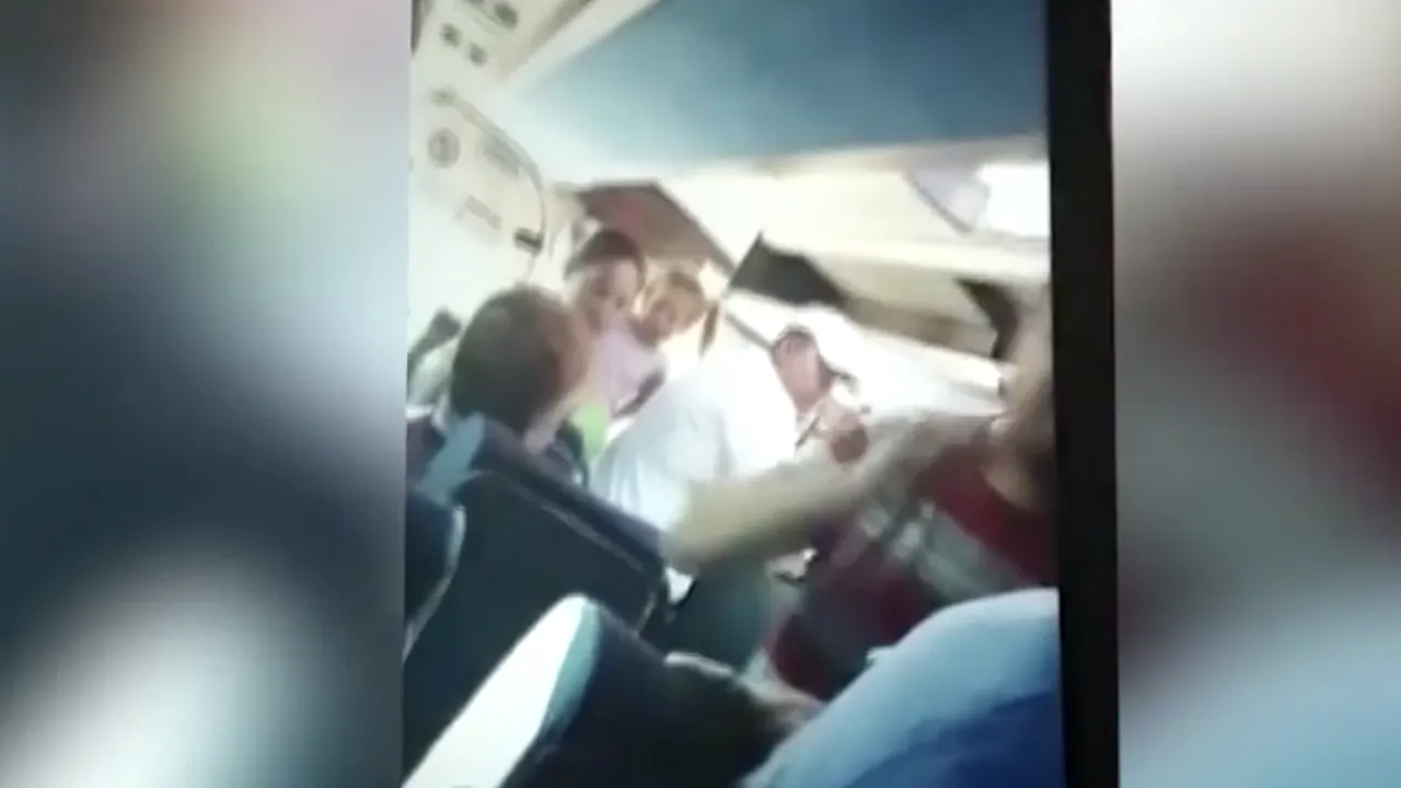 Bătaie într-un microbuz. Un pasager a dorit aer condiționat, dar a primit mai mulți pumni, în Argeș