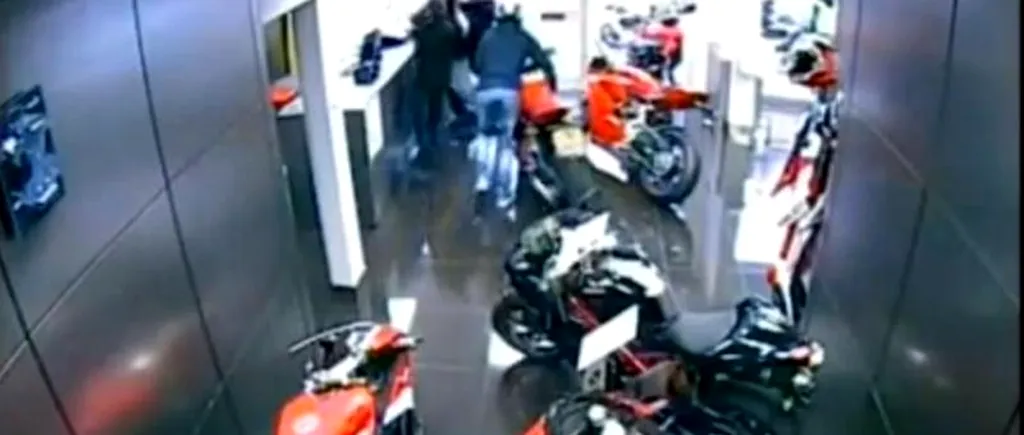 JAF RATAT. Au vrut să plece din showroom cu două Ducati, însă au fost puși pe fugă de angajați. VIDEO