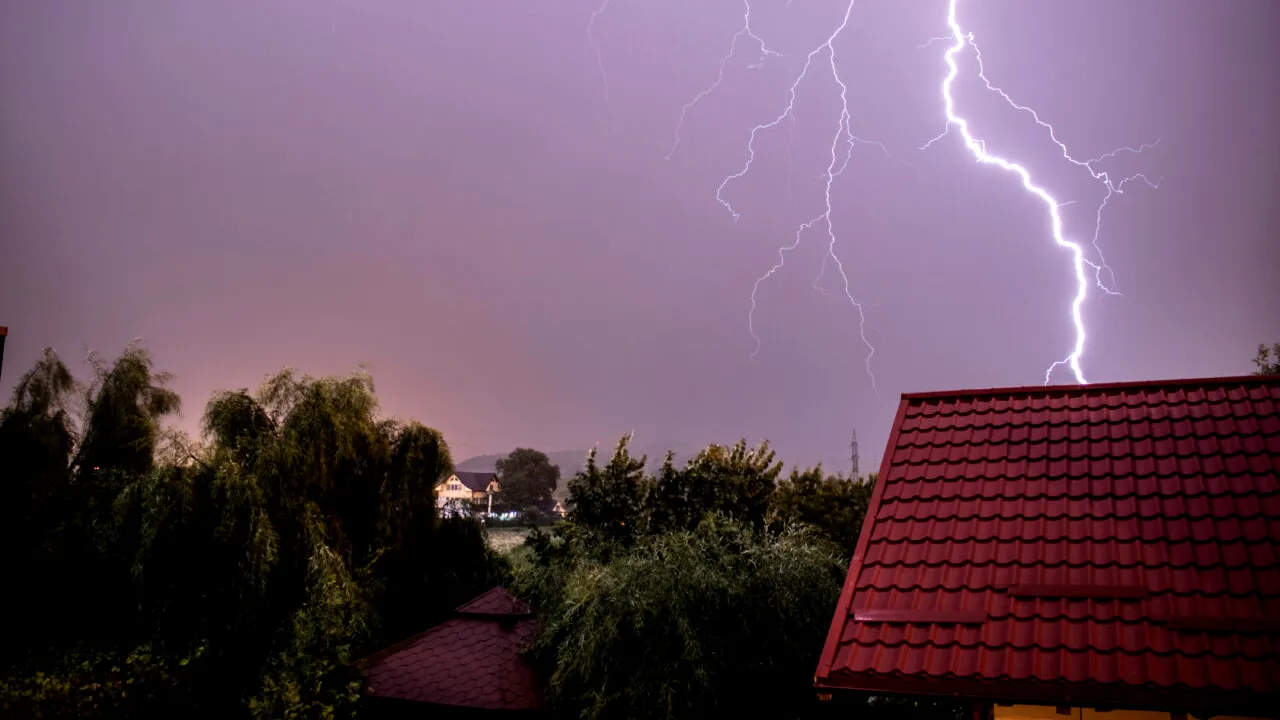 România, sub cupola furtunilor. ANM anunță cod galben și portocaliu de ploi torențiale în 8 județe