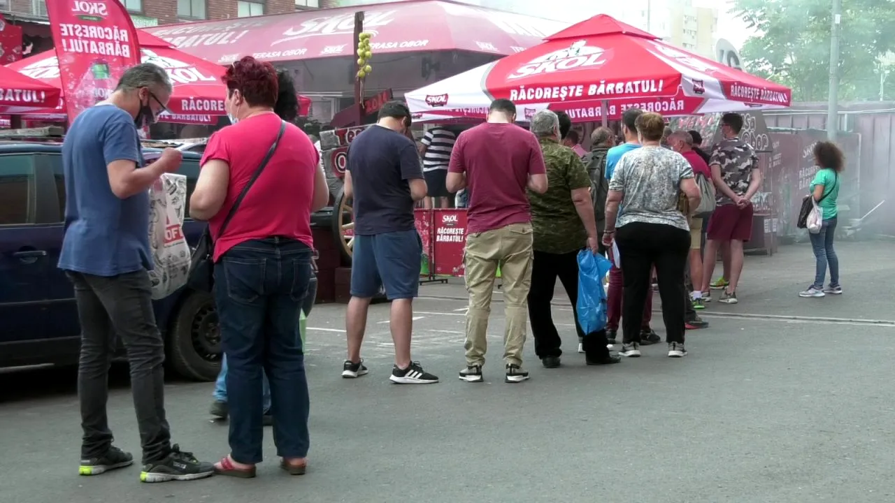 Românii au dat năvală la vaccinarea cu mici și muștar, în Piața Obor: „Am văzut la televizor și am venit repede” (REPORTAJ)