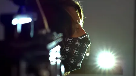 Experiment. Care este diferența dintre vorbitul cu și fără mască: „Am fost uimit să văd câte particule mi-au ieșit din gură”