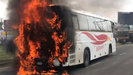 La un pas de tragedie! Autocar cu 44 de pasageri, cuprins de flăcări pe A1! (GALERIE FOTO ȘI VIDEO)