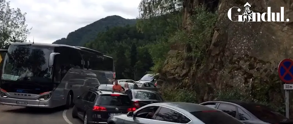 Nervi întinși la maxim la Barajul Vidraru după ce mai mulți șoferi nu au parcat bine: Coloana de mașini are aproape 10 kilometri! Nici Poliția nu a putut ajunge - VIDEO