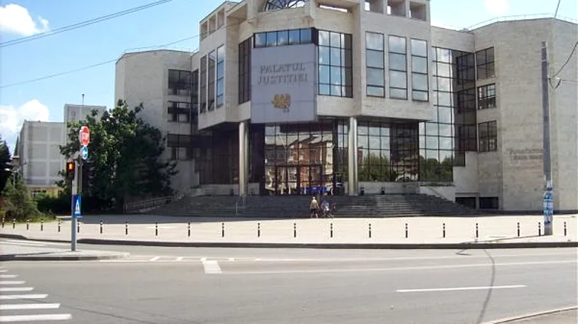 ȘOCANT! Un bărbat și-a dat foc pe scările Palatul de Justiție din Baia Mare