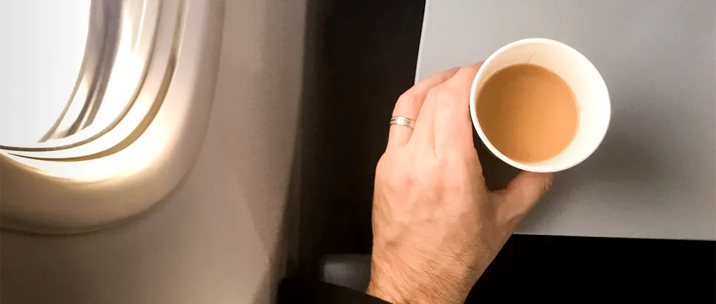 De ce nu trebuie să bei cafea sau ceai în avion. Din ce sunt făcute și ce conțin, de fapt
