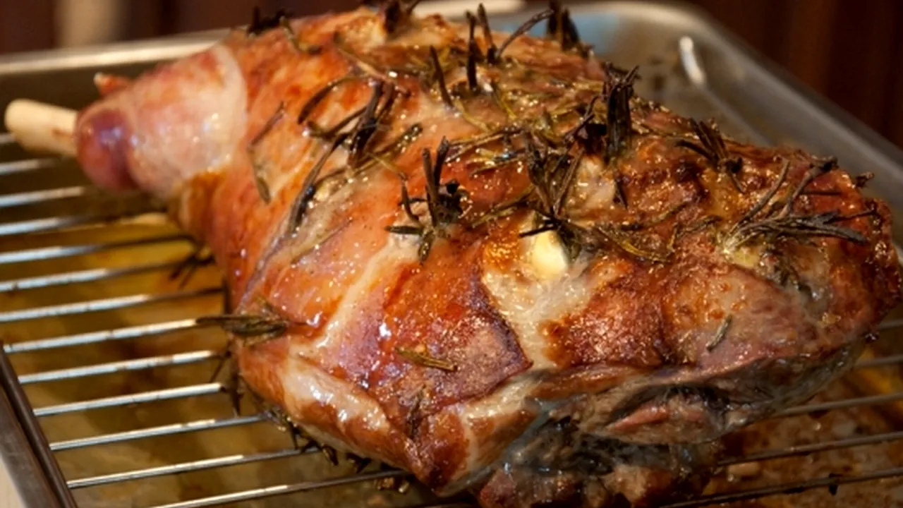 MIEL LA CUPTOR - REȚETĂ DE PAȘTE. Cum să gătești PULPĂ DE MIEL LA CUPTOR