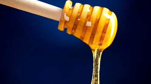 De ce e bine să bei apa cu miere
