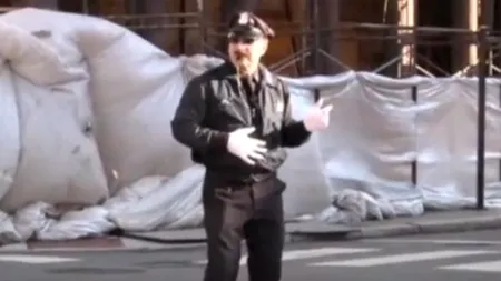 Tehnică inedită a unui polițist pentru a dirija traficul. 