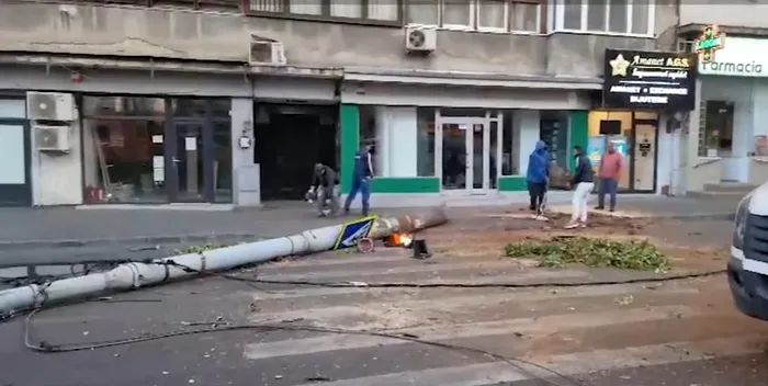 Incident periculos lângă Gara de Nord: Un stâlp a căzut peste o trecere de pietoni