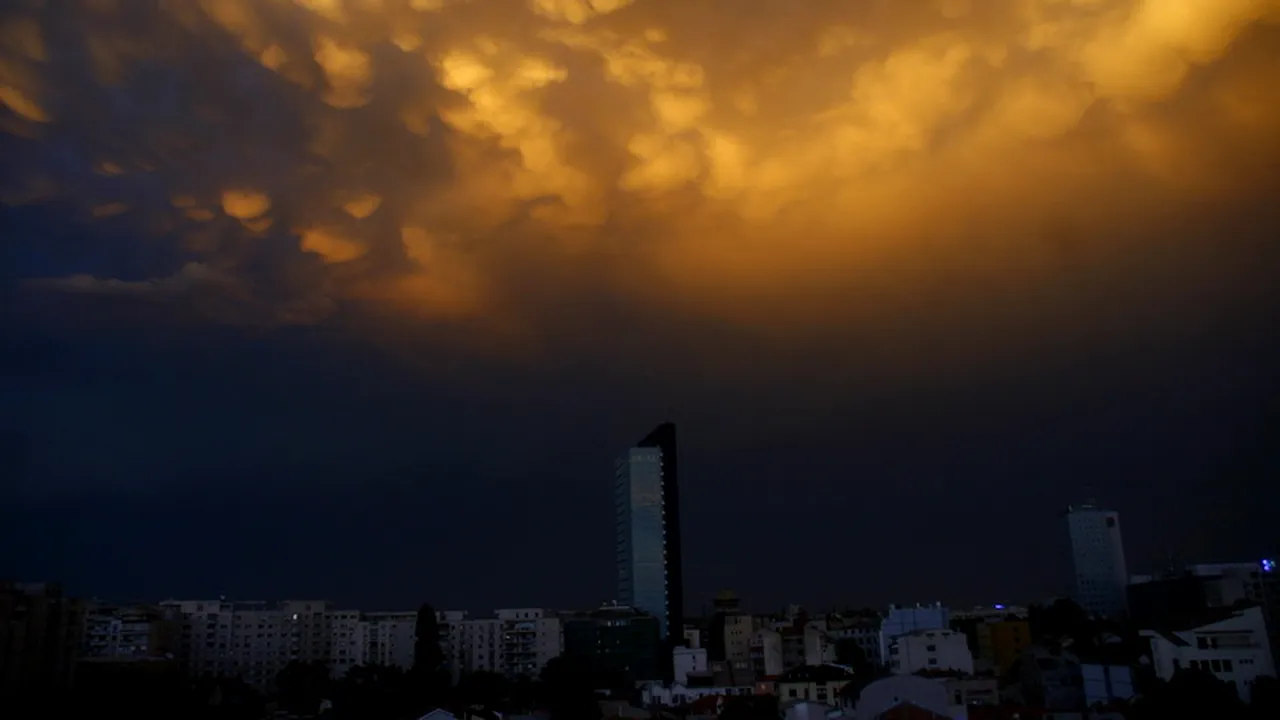 VREMEA. AVERTIZARE ANM de instabilitate atmosferică accentuată: averse, descărcări electrice, intensificări ale vântului și, posibil, grindină