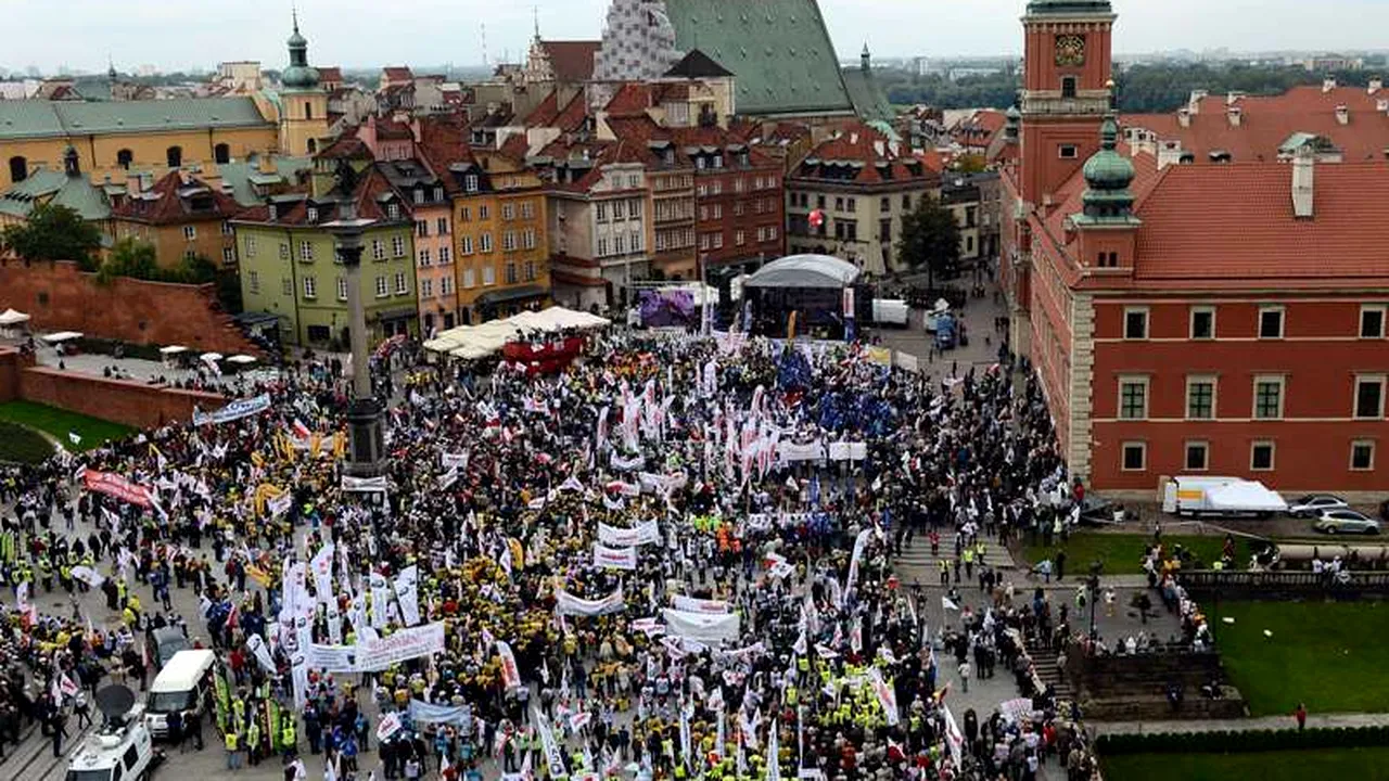 Peste 100.000 de persoane au manifestat la Varșovia împotriva guvernului: 