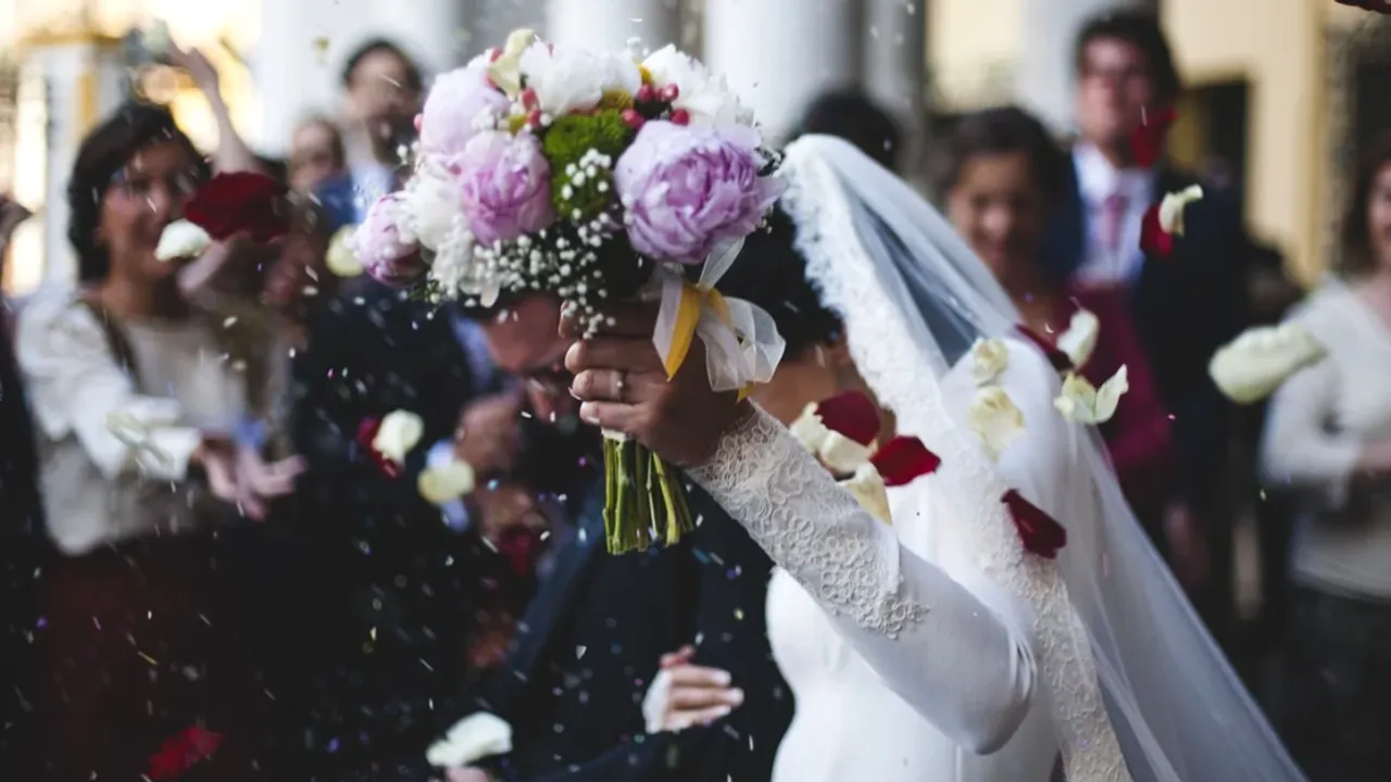 Un cuplu a organizat o nuntă cu 70 de invitați, iar la finalul petrecerii a FUGIT în luna de miere fără să plătească meniurile