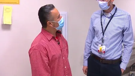 VIDEO | Un fost pacient grav bolnav de COVID-19 a venit la spital să le ceară iertare medicilor pentru că nu s-a vaccinat la timp