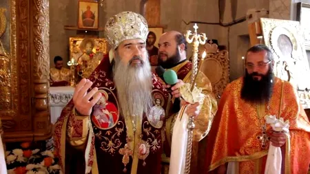 ÎPS Teodosie a oficiat slujba de Crăciun în biserică. Polițiștii au oferit măști