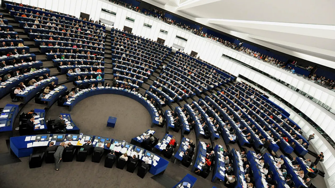 UPDATE | Alertă de apă îmbuteliată contaminată în Parlamentul European. Personalul și deputații au fost avertizați să nu se atingă de sticle