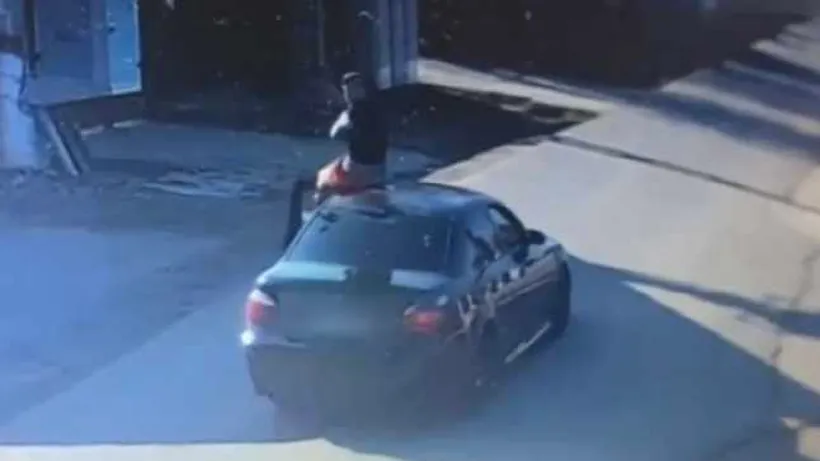 „Mașină autonomă” în Ilfov. Un tânăr s-a urcat pe plafonul BMW-ului și s-a ales cu dosar penal (VIDEO)