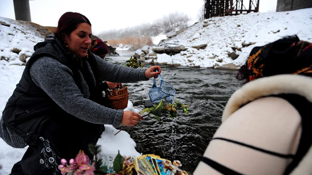 Vrăjitoarele Vanessa și Melissa i-au contactat pe Mircea Geoană, Anna Lesko, încercând să ia legătura și cu Shakira, Beyonce sau Inna pe rețelele de socializare