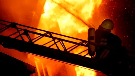 Incendiu într-o pensiune din Râmnicu Vâlcea. Două persoane au suferit atacuri de panică