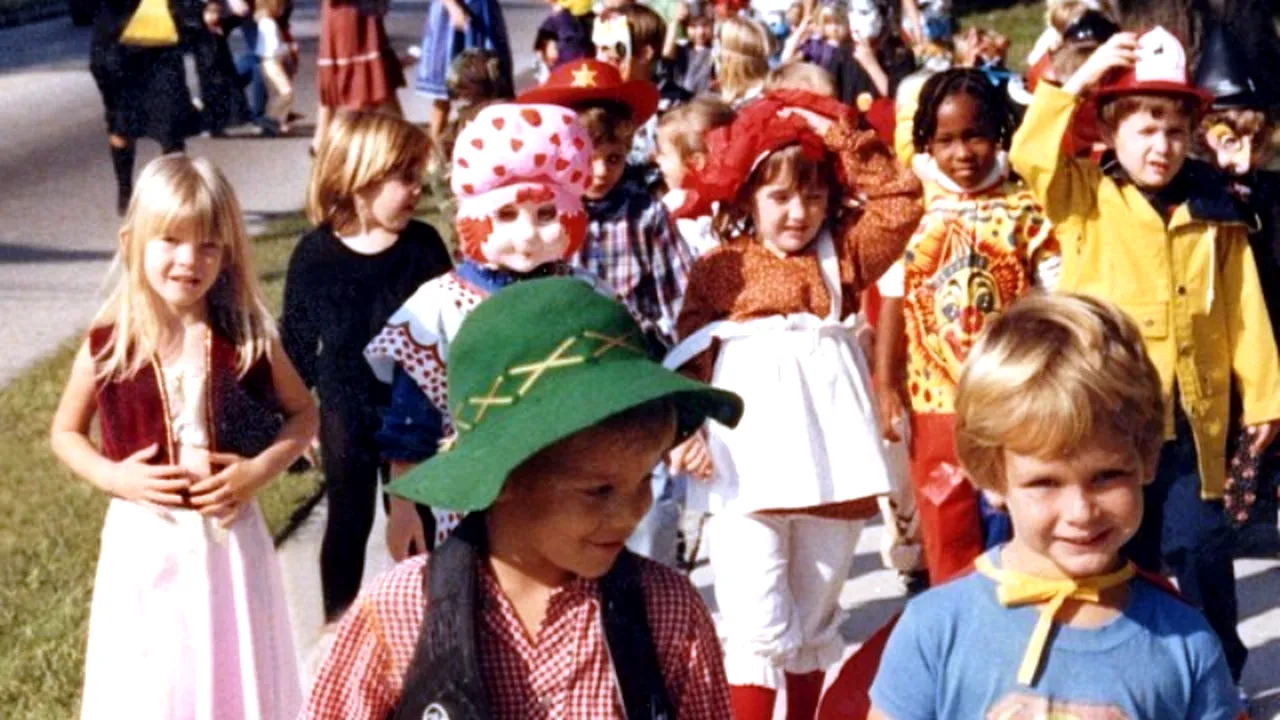 Au apărut în aceeași fotografie cu 17 ani înainte să devină un cuplu. Povestea a doi soți din SUA