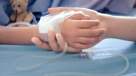 Boala care afectează tot mai mulţi copii din România. „Apare frecvent vara, e virală și debutează cu febră