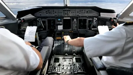 Doi piloți s-au luat la bătaie în timpul unui zbor. După ce i-a despărțit, un însoțitor de bord a stat cu ei să-i păzească
