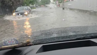 Bilanțul potopului de sâmbătă. Curți și locuințe inundate, drumuri blocate de aluviuni. Prahova, Vrancea, Ilfov, Vaslui și Buzău, cele mai afectate